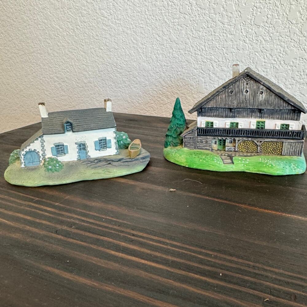 Vintage Classic Ceramic Set of‎ 2 Village Cabin Holiday Decor